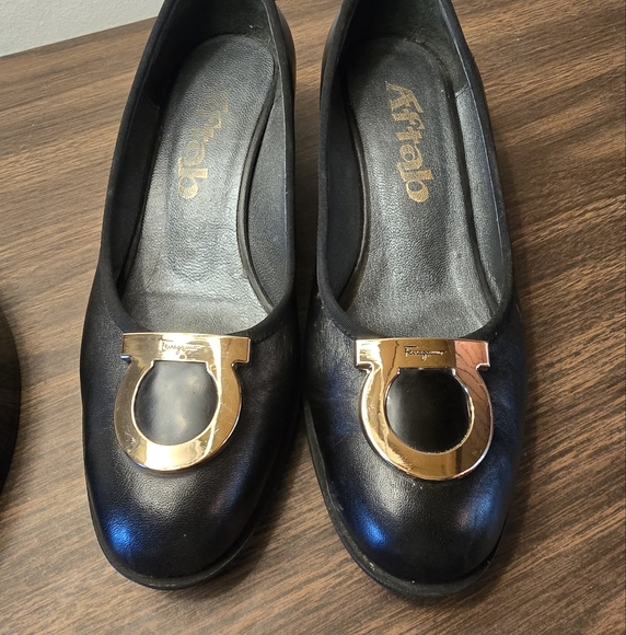 Salvatore Ferragamo Gancini size 9 black calf pump block heel gold hardware - Picture 3 of 7